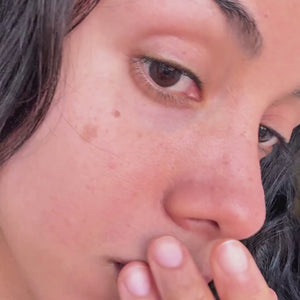 Video av en modell som påfører vår nesepatch, fjerner den og viser den brukte patchen for å vise hvordan den har renset porene.