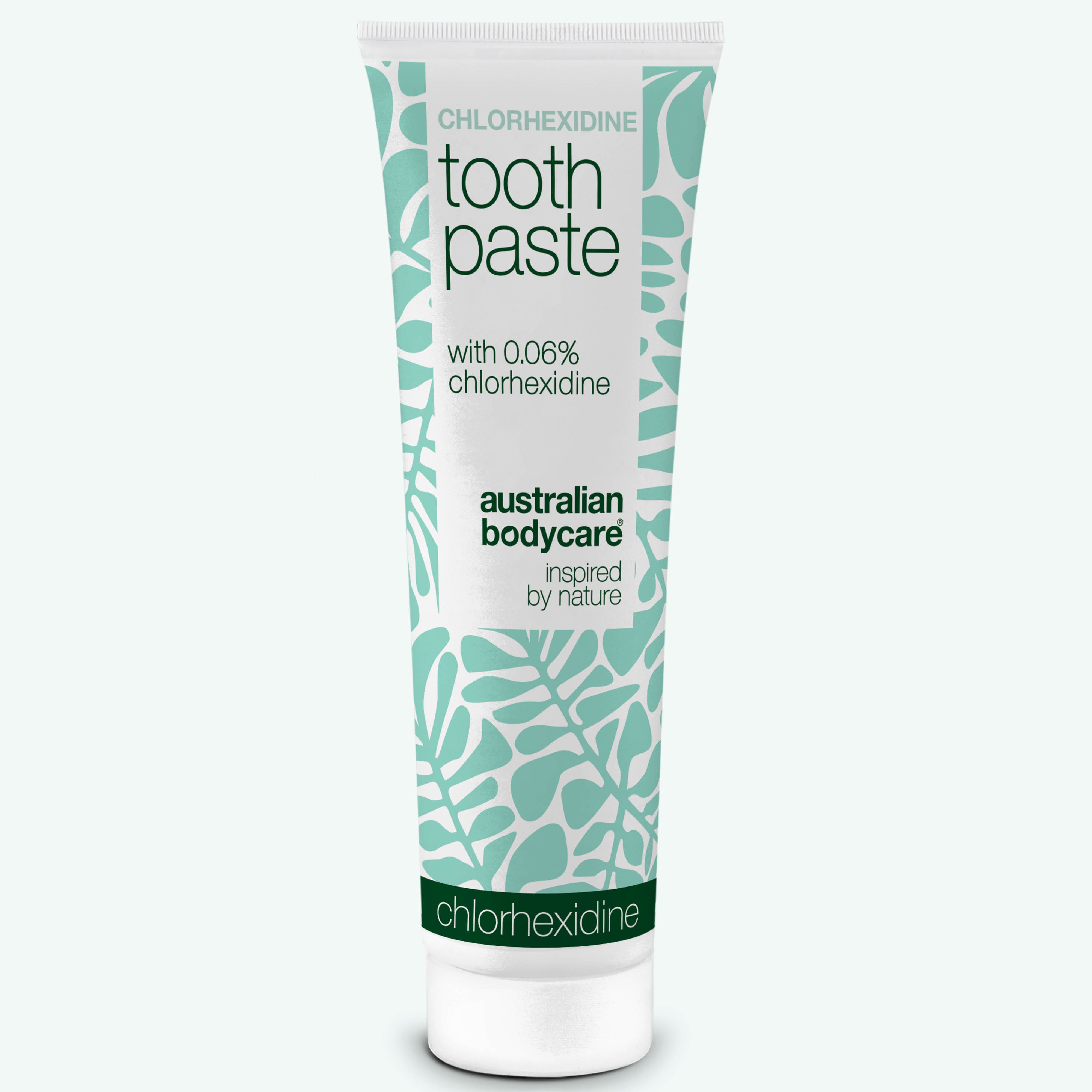 Hvit og mintgrønn tube med Australian Bodycare Chlorhexidine tannkrem med 0,06 % klorheksidin på hvit bakgrunn.