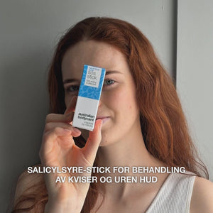 Salisylsyre SOS Stick mot kviser, rødhet og tette porer — Salisylsyre SOS Stick reduserer kviser og rødhet, renser porene og roer huden effektivt. Inneholder Salisylsyre.