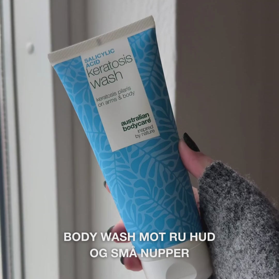 Keratosis Pilaris Body Wash mot keratosis pilaris, tørr hud og porer. Beriket med salisylsyre, niacinamid, sink PCA og vitamin E for synlig glattere hud.