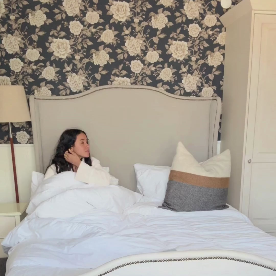 Video av en kvinne som prøver våre menstruasjonstruser foran et speil og viser hvordan de sitter og føles komfortable.