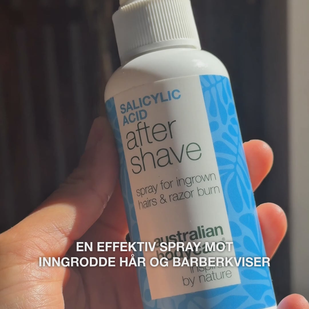 Video: en hånd holder opp flasken, med teksten «en effektiv spray mot inngrodde hår og barberkviser». Salisylsyre After Shave Spray fra Australian Bodycare.