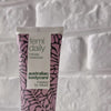 Video som viser Australian Bodycare Femi Daily Intim Gel og dens lette, beroligende tekstur.