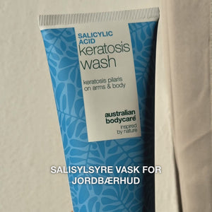 Keratosis Pilaris Body Wash – mot keratosis pilaris og ru hud — Keratosis Pilaris Body Wash mot keratosis pilaris, ru og tørr hud. Med salisylsyre, niacinamid og glyserin for en glattere, fuktet hud.