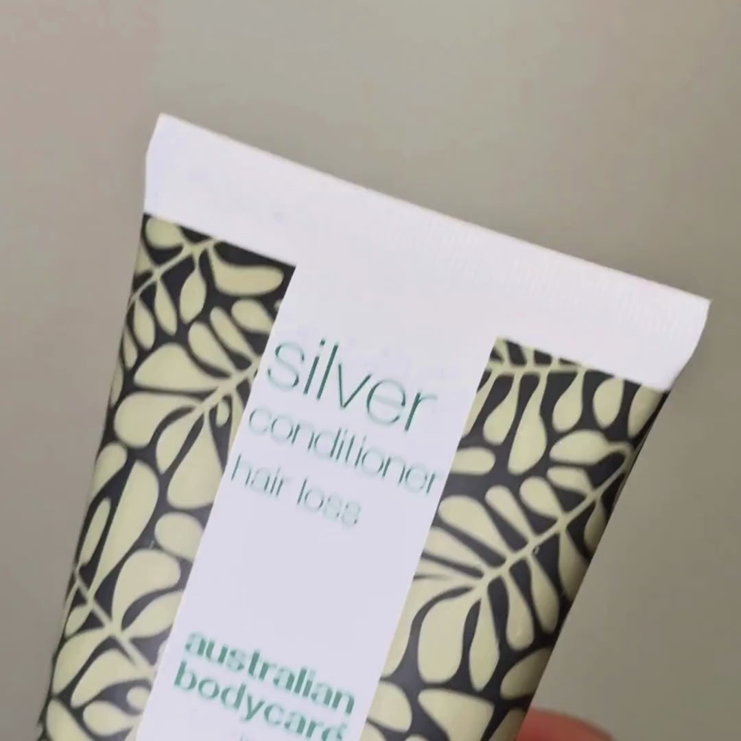 Video som viser den blå-lilla fargen på vår Hair Loss Purple Conditioner mens den klemmes ut.