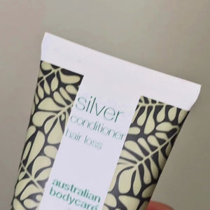 Video som viser den blå-lilla fargen på vår Hair Loss Purple Conditioner mens den klemmes ut.