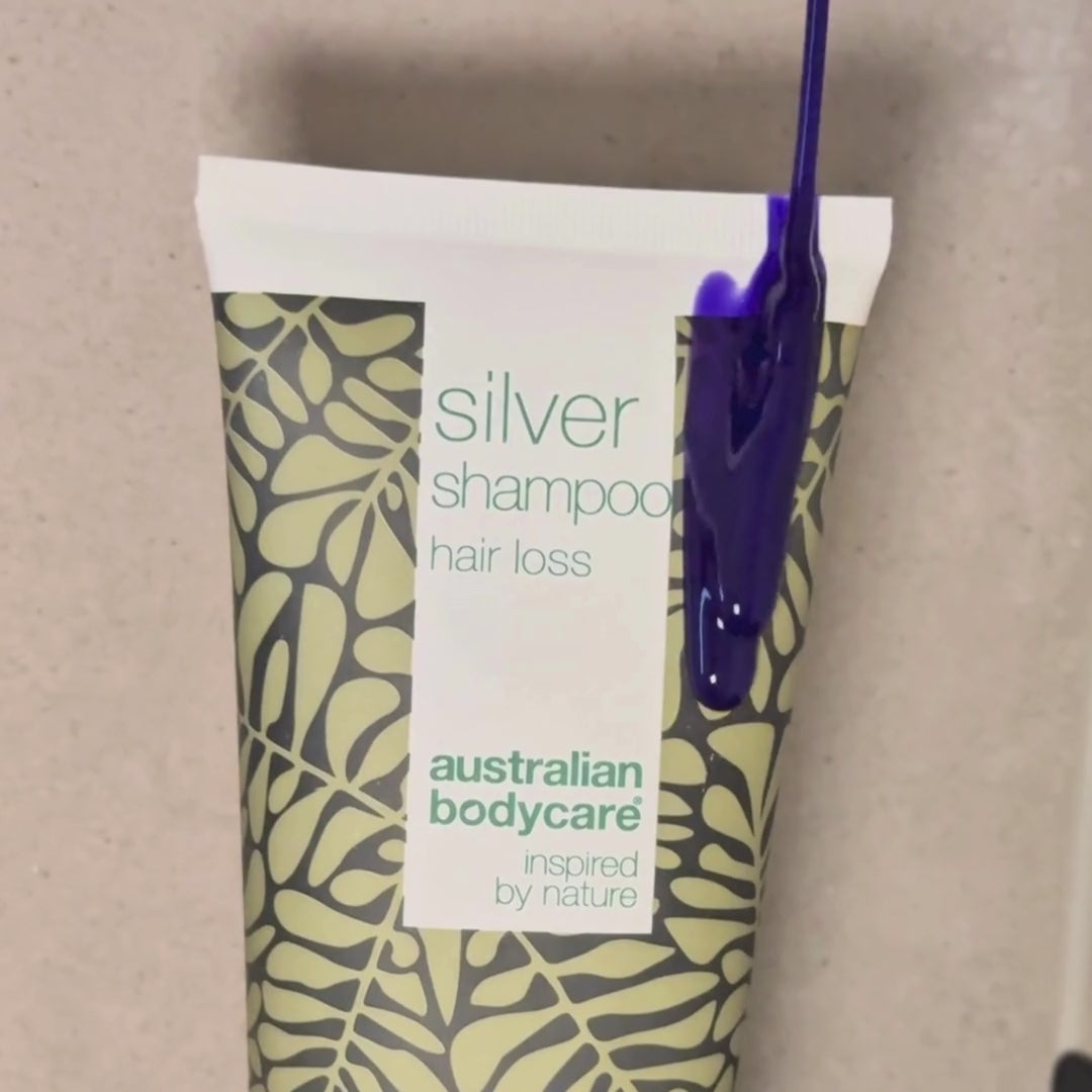 Video som viser vårt Hair Loss Silver Shampoo med sølv-lilla tone bli påført vått hår i dusjen.