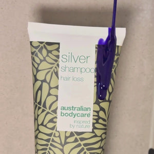 Video som viser vårt Hair Loss Silver Shampoo med sølv-lilla tone bli påført vått hår i dusjen.