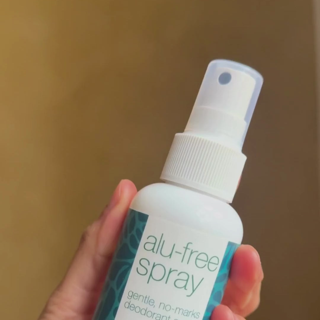 Video av en modell som sprayer vår aluminiumfrie deodorant under armene og viser hvor enkel den er å bruke og hvor frisk den føles.