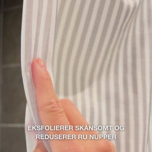 Keratosis Pilaris Body Wash mot keratosis pilaris, tørr hud og porer. Beriket med salisylsyre, niacinamid, sink PCA og vitamin E for synlig glattere hud.