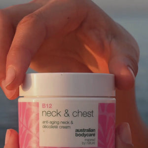 Video av en modell som påfører vår Vitamin B12-krem for hals og dekolletage og masserer den forsiktig inn for å vise den glatte konsistensen og oppstrammende effekten.