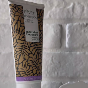 Video som viser Australian Bodycare Silver Shampoo og dens lilla sjampotekstur.