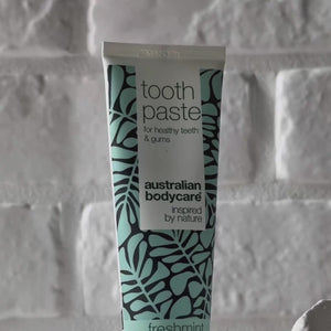 Video som viser Australian Bodycare Tannkrem med Tea Tree Oil og dens lyseblå pastatekstur.