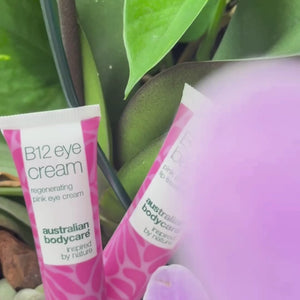 Video av en modell som forsiktig påfører vår øyekrem med vitamin B12 under øynene, og viser hvor lett den absorberes og hvordan den pleier det sensitive øyepartiet.