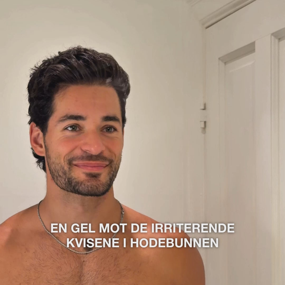 Video: en mann smiler mot kameraet med teksten «en gel mot de irriterende kvisene i hodebunnen». Salisylsyre Scalp Spot Gel fra Australian Bodycare.