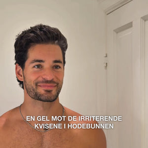 Video: en mann smiler mot kameraet med teksten «en gel mot de irriterende kvisene i hodebunnen». Salisylsyre Scalp Spot Gel fra Australian Bodycare.