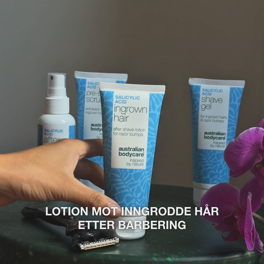 Video: After Shave spray, Pre-shave Scrub, Ingrown Hair lotion og Shave Gel står på et bord ved en barberhøvel og en orkidé, med teksten «lotion mot inngrodde hår etter barbering». Salisylsyre Aftershave Lotion fra Australian Bodycare.