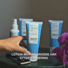Video: After Shave spray, Pre-shave Scrub, Ingrown Hair lotion og Shave Gel står på et bord ved en barberhøvel og en orkidé, med teksten «lotion mot inngrodde hår etter barbering». Salisylsyre Aftershave Lotion fra Australian Bodycare.