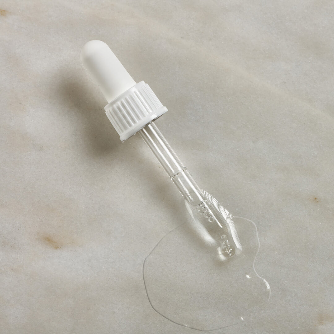 Fuktighetsgivende ansiktsserum med Squalane & E-vitamin  — Squalane & E-vitamin gir dyp fuktighet til tørr hud. Lett, ikke-fet serum som etterlater huden myk og smidig.