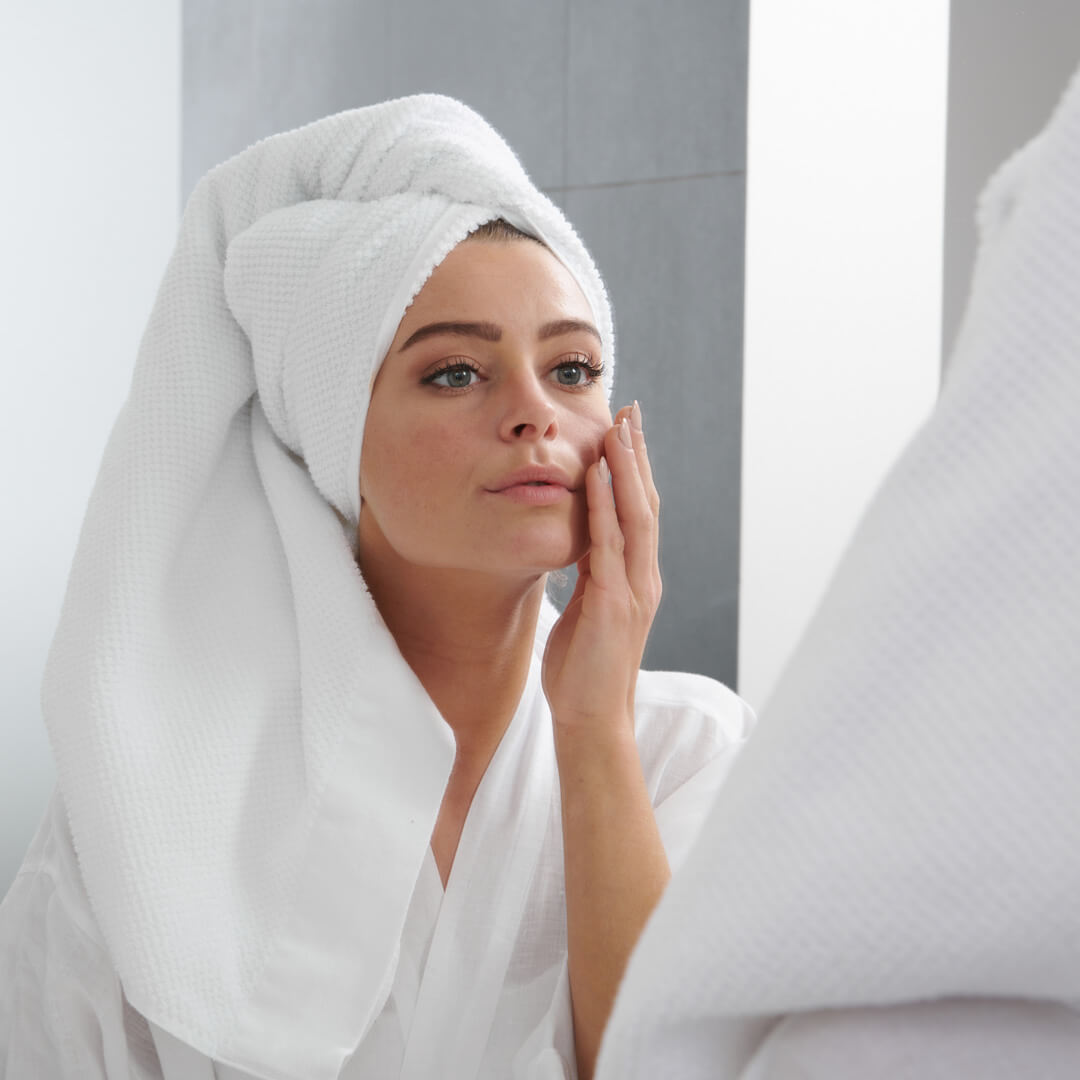 Aloe Vera & C,E, F vitamin Anti Age Serum — Serum med Aloe Vera, Tea Tree Oil og Hyaluronsyre mot rynker